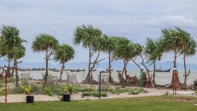 বাংলাদেশের প্রায় সকল গত দু'দিন ধরে বৃষ্টিপাত হচ্ছে, সাথে কোথাও কোথাও ঝড়ো হাওয়াও বইছে