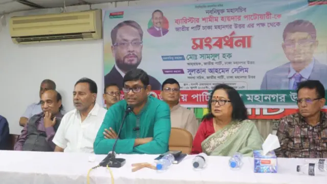 দলীয় কার্যালয়ে বক্তব্য রাখছেন শামীম হায়দার পাটোয়ারী