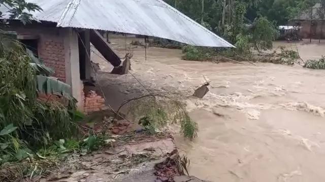 ফেনীতে ভারী বৃষ্টিপাতের পর নদীর পানি বেড়ে বন্যা দেখা দিয়েছে