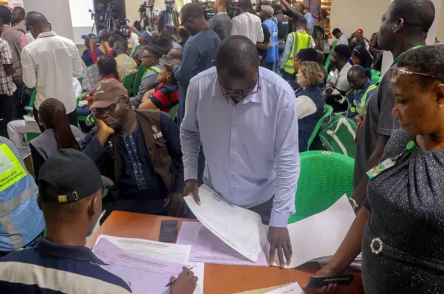 Ndị ụlọọrụ na-ahụ maka ntuli aka na Naịjiria INEC mgbe ha na-eme ndebanye