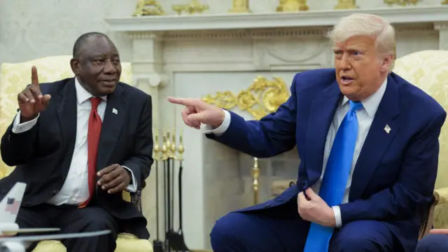 Trump da Ramaphosa na zaune suna tattaunawa a fadar gwamnatin Amurka  kowa na nuna yatsa