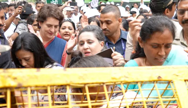 विपक्षी सांसदों का प्रदर्शन