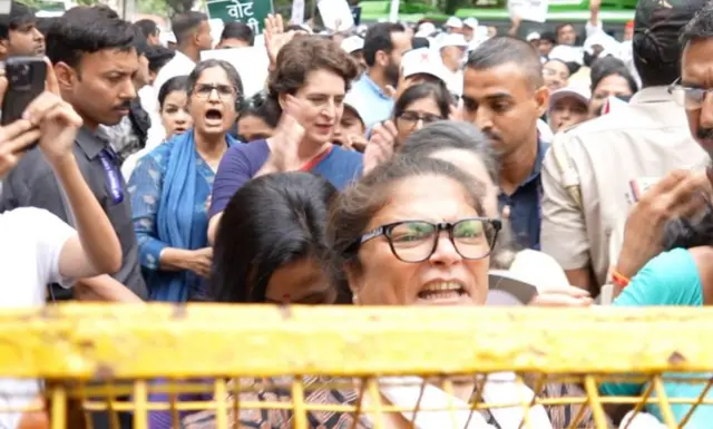 প্রতিবাদ মিছিলে বাধা দেয় পুলিশ