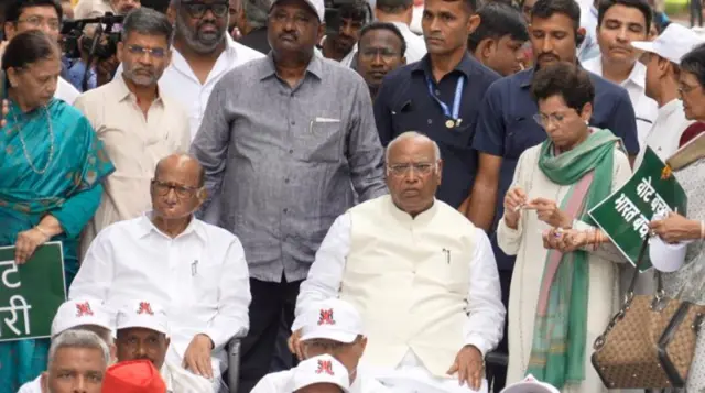 নির্বাচন কমিশনের বিরুদ্ধে প্রতিবাদ মিছিলে দিল্লি পুলিশ বাঁধা দিলে ধর্মঘটে বসেন সংসদ সদস্যরা