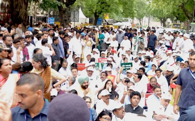 পুলিশ বাধা দিলে সেখানেই অবস্থান নেন নেতারা