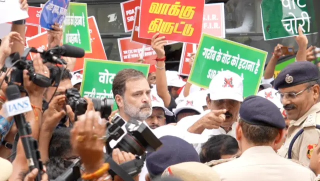 विपक्षी सांसदों का प्रदर्शन