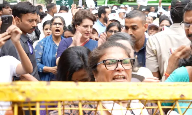 विपक्षी सांसदों का प्रदर्शन