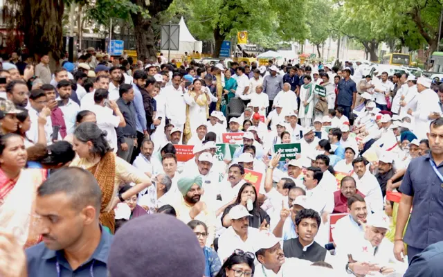 विपक्षी सांसदों का प्रदर्शन