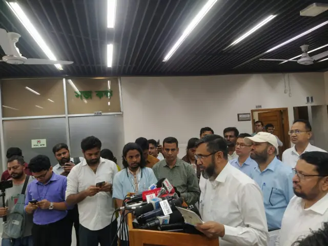 সোমবার কমিশন বৈঠক শেষে ব্রিফিং করেন নির্বাচন কমিশনার আবুল ফজল মো. সানাউল্লাহ