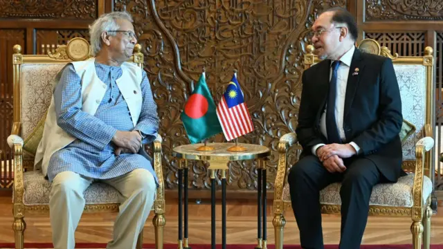 বাংলাদেশের প্রধান উপদেষ্টা অধ্যাপক মুহাম্মদ ইউনূস ও মালয়েশিয়ার প্রধানমন্ত্রী আনোয়ার ইব্রাহিম