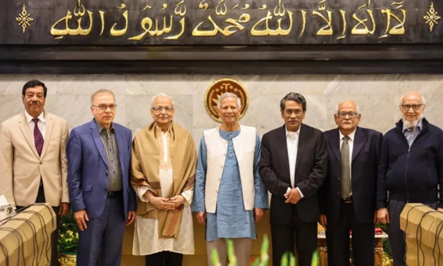 প্রধান উপদেষ্টার সঙ্গে ঐকমত্য কমিশনের সদস্যরা