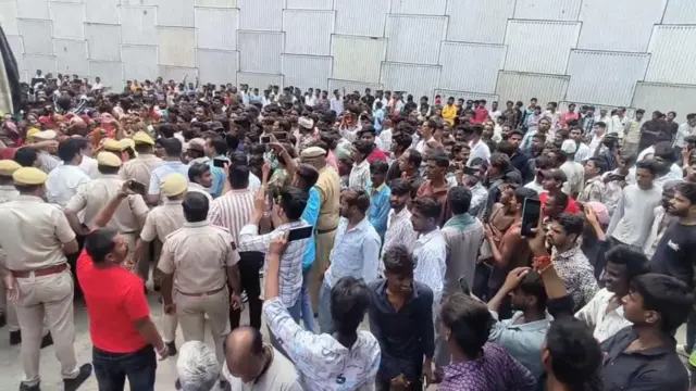 उदयपुर के डबोक थाने में विरोध के लिए जुटे ग्रामीण