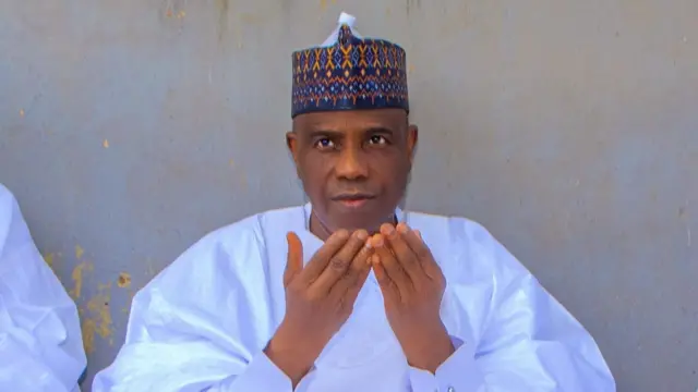 Tsohon gwamnan jihar Sokoto, Aminu Waziri Tambuwal na adduʼa a wani taro