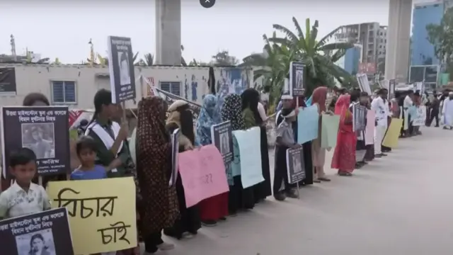 উত্তরায় মাইলস্টোন স্কুলে দুর্ঘটনায় নিহত ও আহতদের পরিবারের সদস্যদের মানববন্ধন