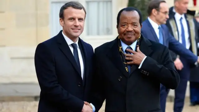 Emmanuel Macron nke Fransị na Paul Biya nke Kameroon mgbe ha kwere n'aka.