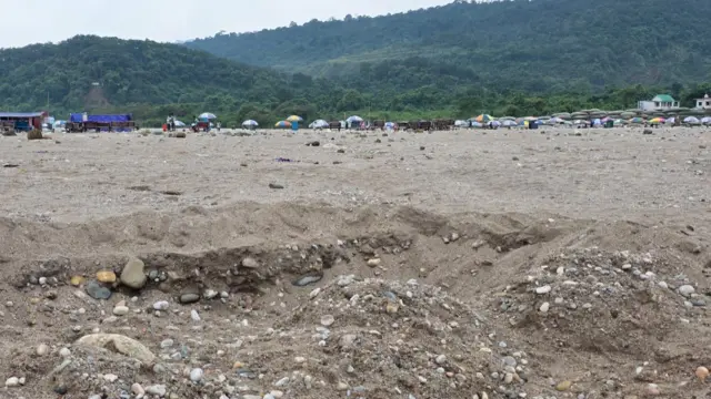 সম্প্রতি সিলেটের ভোলাগঞ্জে পাথর উত্তোলনের ঘটনায় দেশজুড়ে নানা সমালোচনা তৈরি হয়