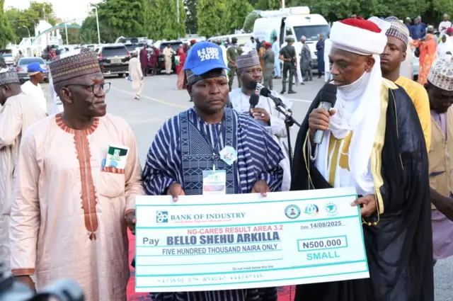 Wani sarki na bayar da chekin kudi