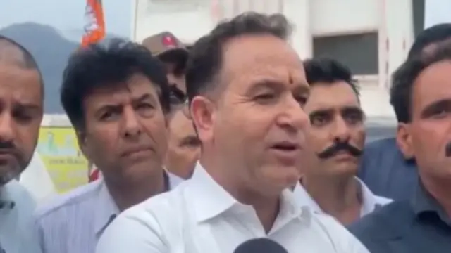 সংবাদমাধ্যমকে উদ্ধার তৎপরতার কথা জানাচ্ছেন স্থানীয় বিধায়ক সুনীল কুমার শর্মা