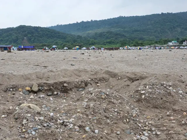 ভোলাগঞ্জে সাদা পাথর ফেরত আনার নির্দেশ হাইকোর্টের