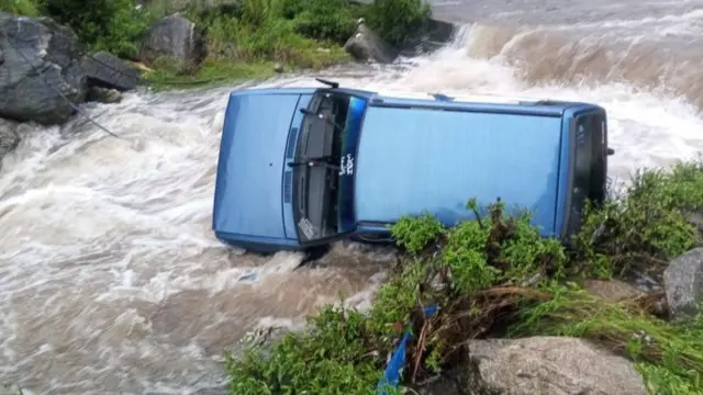 कार बह गई