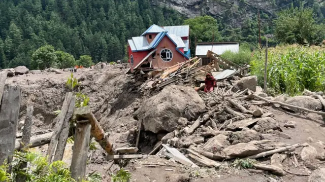 किश्तवाड़ में बादल फटने के बाद बचाव अभियान जारी