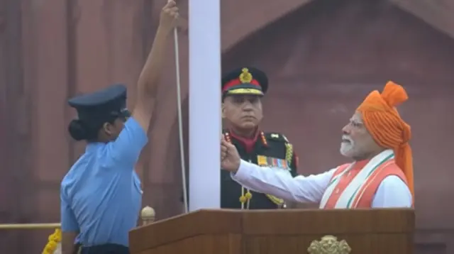 पीएम मोदी ने लाल किले की प्राचीर पर फहराया तिरंगा