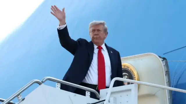 Трамп на борту літака
