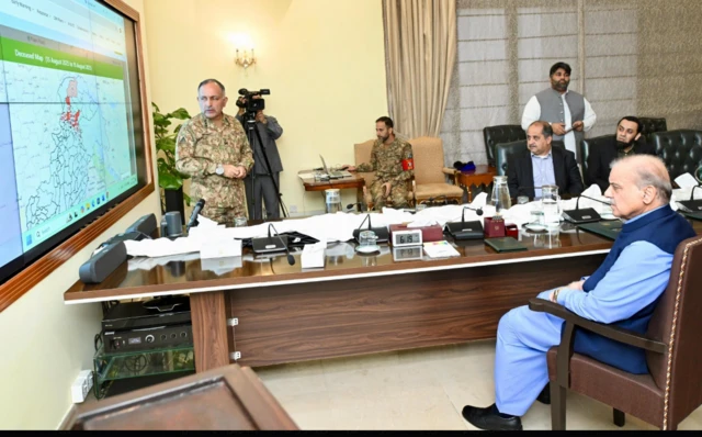 وزیرِ اعظم شہباز شریف کی زیر صدارت ہنگامی اجلاس