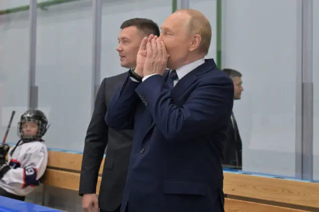 Путін на хокеї