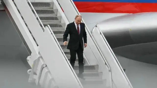 Putin na saukowa daga jigi