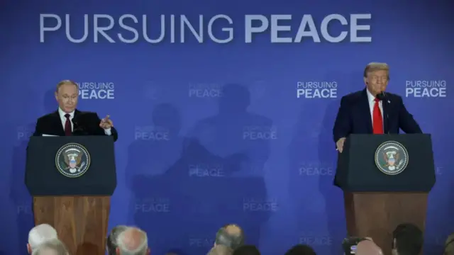 ترامب (إلى اليمين) وبوتين