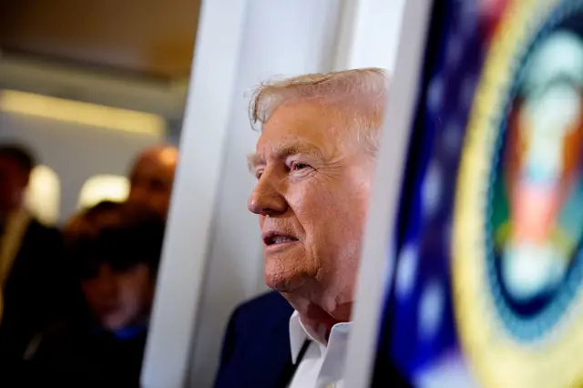 Дональд Трамп на борту літака