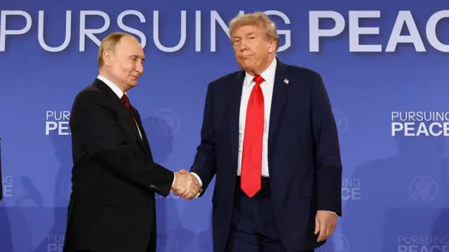 Путін та Трамп тиснуть руки