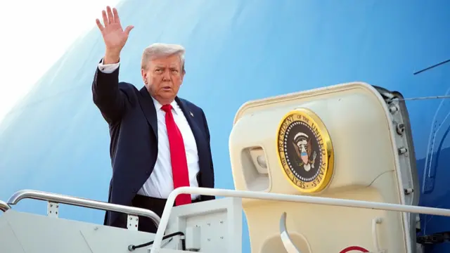 Трамп заходить в літак