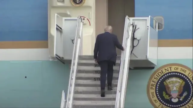 Трамп на борту літака