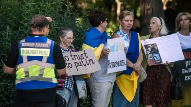 Люди з плакатами на мітингу