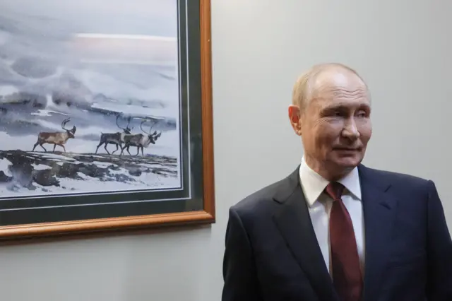 Путін біля картини з оленями