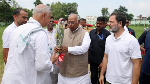 कांग्रेस अध्यक्ष मल्लिकार्जुन खड़गे और कांग्रेस पार्टी के सांसद राहुल गांधी