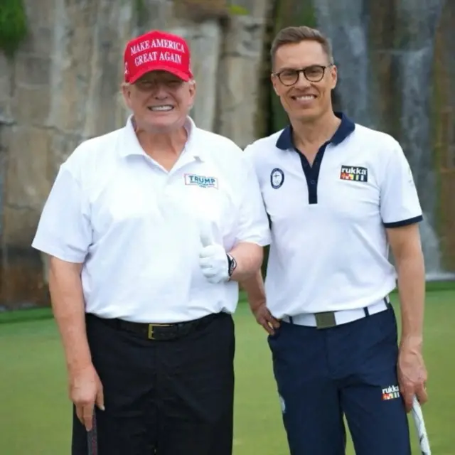 Дональд Трамп и Александр Стубб стоят на поле для игры в гольф с клюшками в форме для игры в гольф