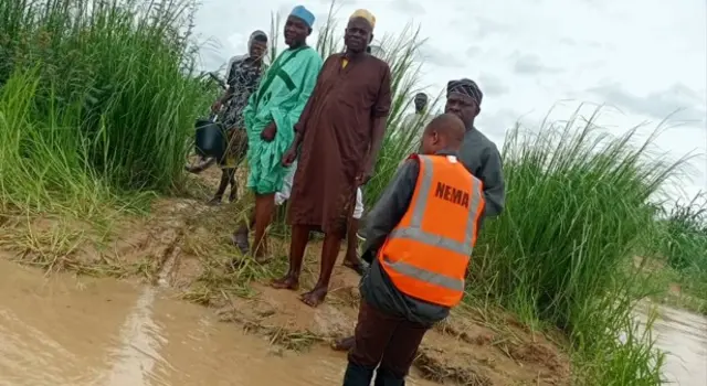 Onye ọrụ NEMA na ndị ọzọ nọ n'akụkụ mmiri ahụ