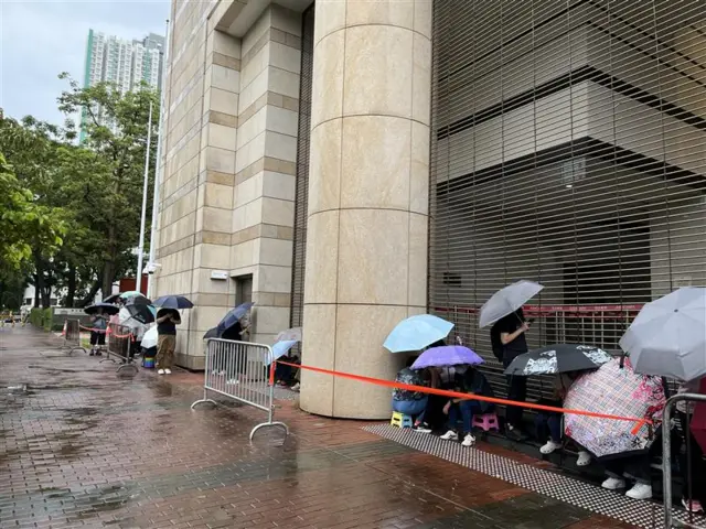 約有40名市民在雨下排隊輪候旁聽