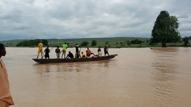 Ndị ọrụ gbatagbata obodo na-agba mbọ ịzọpụta ndị a na-achọ oge ụgbọmmiri ahụ kpuru