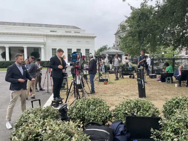 Біля офісу президента США