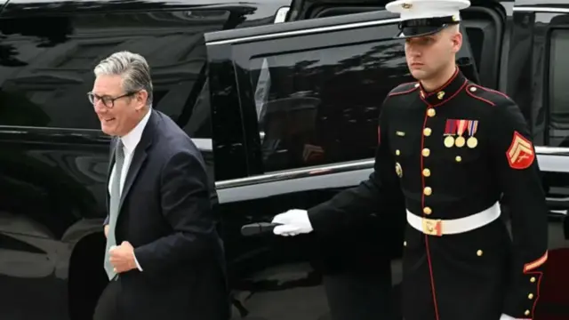 Praịm Mịnịsta Mba UK na-apụta n'ụgbọala ya dịka ọrutere 'White House'