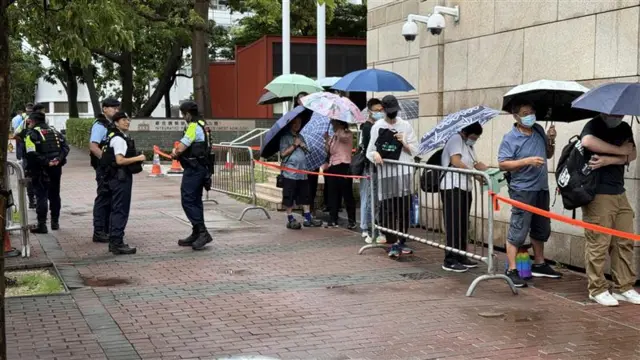 約有40名市民在雨下排隊輪候旁聽