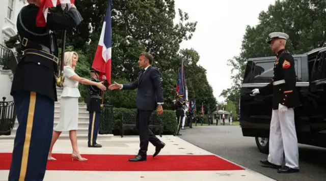 Praịm Mịnịsta Mba UK na-apụta n'ụgbọala ya dịka ọrutere 'White House'