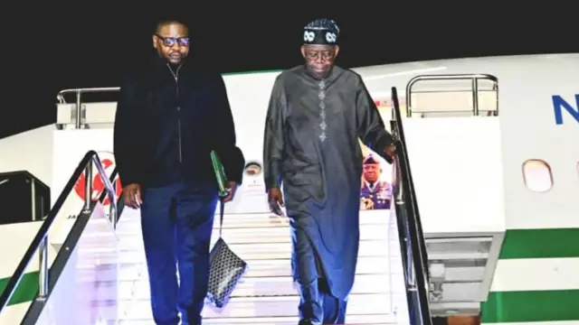 Tinubu da hadiminsa lokacin da suke sauka daga jirgi