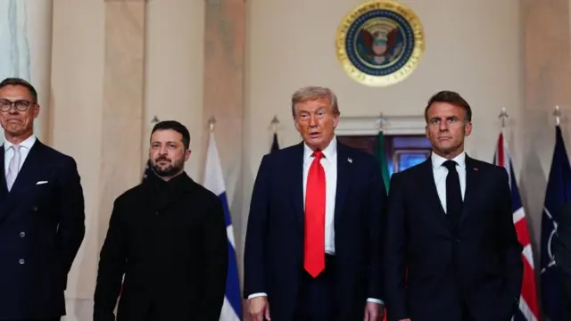 Стубб, Зеленский, Трамп и Макрон позируют для группового фото в Белом доме.