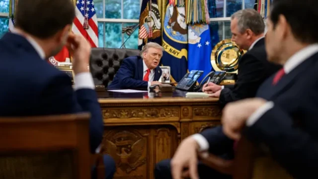 Трамп за столом в Овальном кабинете.