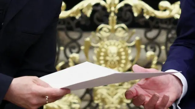 ولودیمیر زلنسکی، نامه‌ای از سوی بانوی اول اوکراین برای ملانیا ترامپ، بانوی اول آمریکا به دست ترامپ داد